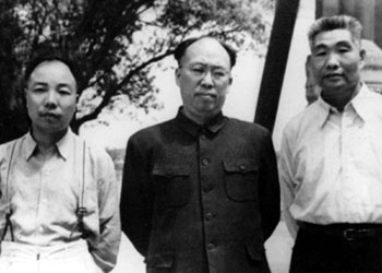1953年，肖劲光（右）同罗荣桓（中）、肖华在颐和园。