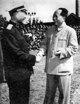 1959年10月，毛主席和肖劲光在中南海合影。