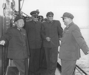 1964年10月，肖劲光陪同贺龙等视察海军北海舰队。右起：贺龙、罗瑞卿、肖劲光、彭绍辉。