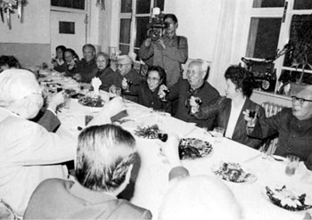 1988年1月4日，是肖劲光85岁生日，右起：宋任穷、万里、王平和李耀文等领导同志欢聚一堂，祝愿肖劲光同志长寿。
