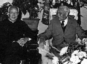 1988年1月4日，肖劲光在北京寓所与万里同志合影。