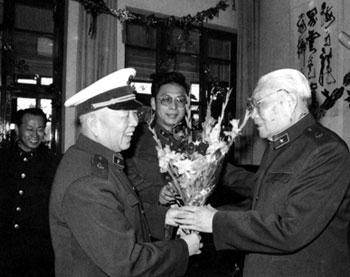 1988年1月14日，刘华清（左二）祝贺萧劲光（右一）85岁寿辰。
