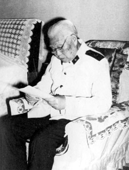 1988年4月，肖劲光同志阅读中共中央文件。