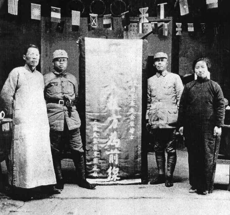 1938年，賴傳珠將軍（左2）和項英（右2）等在皖南涇縣新四軍軍部接受上海民眾慰問團慰問。