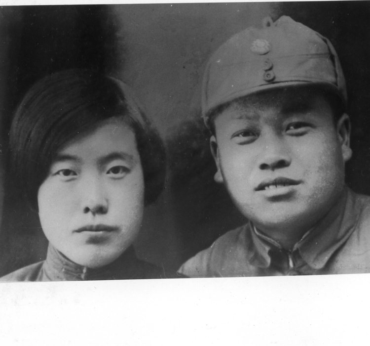 1938年，賴傳珠將軍和夫人孫湘在南昌。
