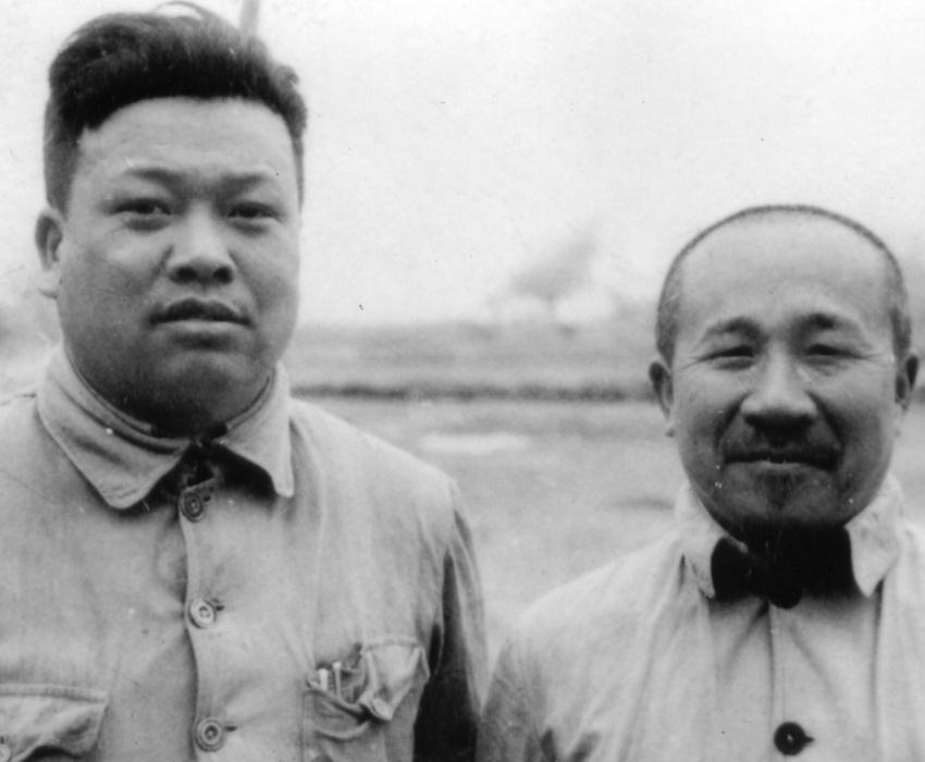 1939年，賴傳珠將軍在江北指揮部和張雲逸合影。