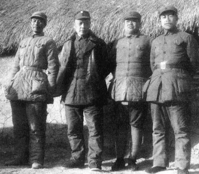 1943年，江蘇黃花塘新四軍新軍部領導人合影。左起：曾山（華中局組織部長）、陳毅（新四軍軍長）、賴傳珠（新四軍參謀長）、饒漱石（新四軍政委）。