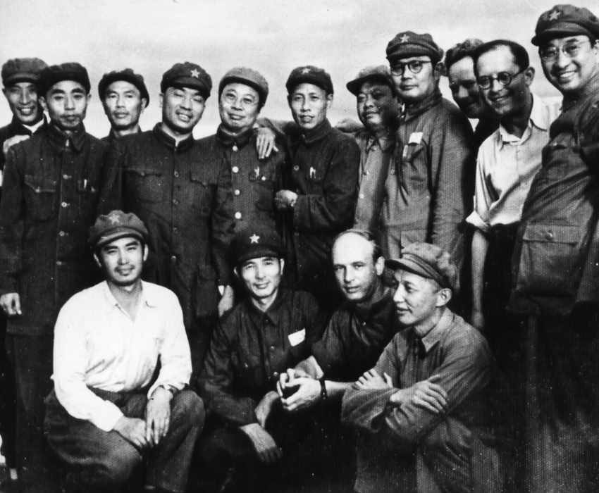 1949年，賴傳珠將軍在廣州與十五兵團部分高級指揮員合影。前——左2：肖向榮、左4：洪學智﹔后——左3：鄧華、左4：方強、左5：方方、左6：吳富善、左7：賴傳珠、左8：葉劍英、左11：陳賡。