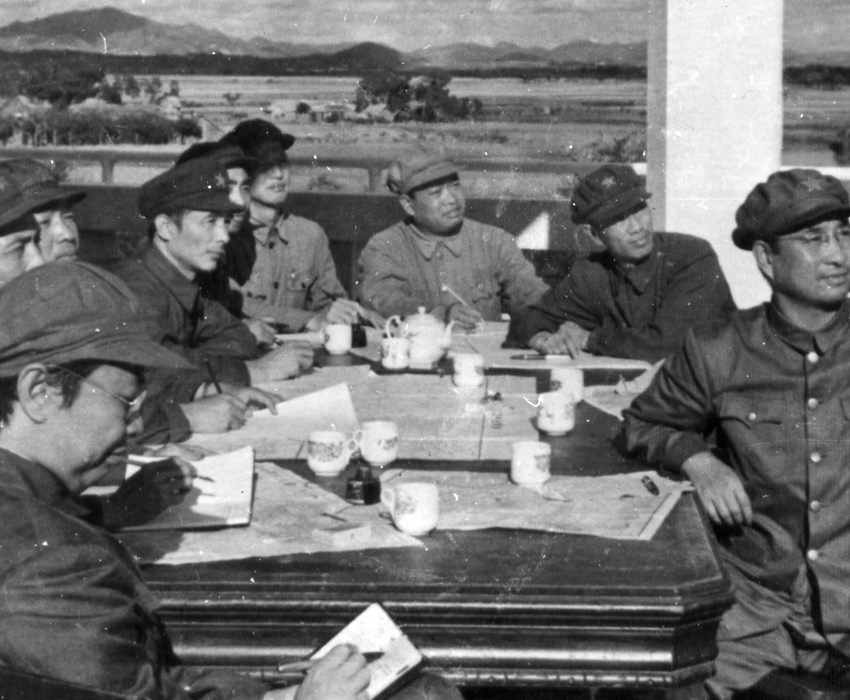 1949年10月，解放兩廣時賴傳珠將軍等研究布署工作。右3為賴傳珠、右1為陳賡。