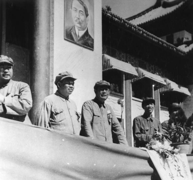 1950年，賴傳珠將軍等在解放廣州慶祝會主席台上。左起：陳賡、賴傳珠、葉劍英、鄧華。