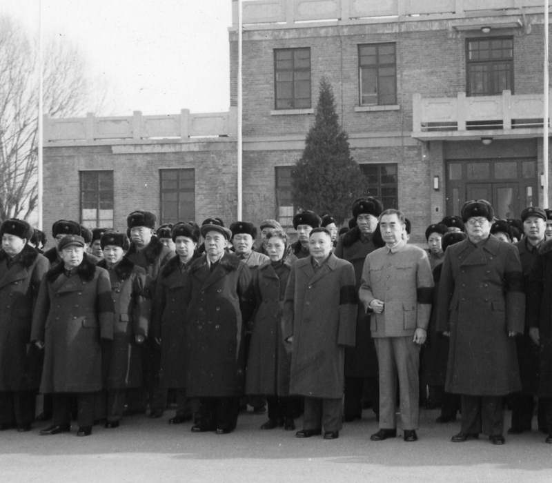 1959年，賴傳珠將軍逝世后，周恩來、鄧小平等黨政軍領導人到機場迎靈。
