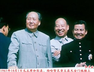 1965年10月1日，毛主席和彭真和西哈努親王在天安門城樓上。