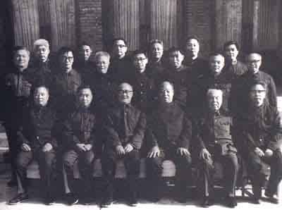 1982年，彭真（右三）和憲法修改委員會同志們合影。