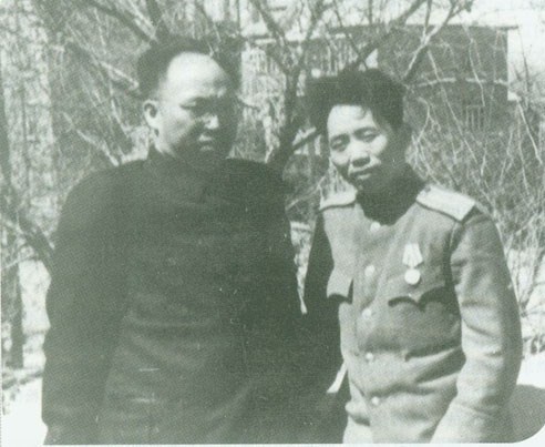 1946年3月中旬，劉亞樓（右一）邂逅在大連療養的羅榮桓。