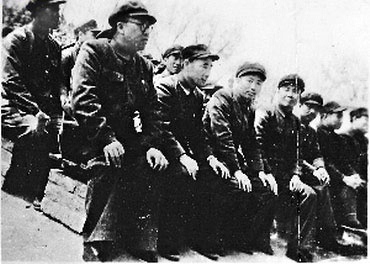 1949年4月8日，四野首長（前排左起）羅榮桓、林彪、劉亞樓、譚政、陶鑄等參加南工團開學典禮。