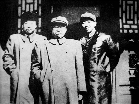 1949年11月，空軍司令員劉亞樓（右一）、空軍政委肖華（左一）與羅榮桓在頤和園。