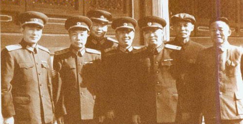 1956年國慶節，蕭向榮（左起）、蕭華、陳錫聯、陳伯鈞、劉亞樓、呂正操、韓先楚在天安門城樓上。
