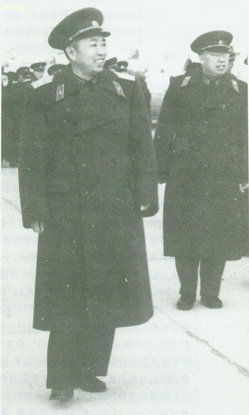 1960年，空軍司令員劉亞樓上將（左一）陪同羅榮桓元帥視察空軍部隊。