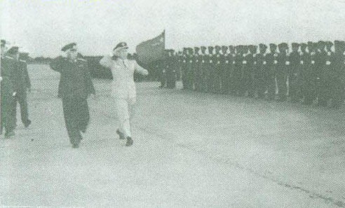 1964年9月14日，劉亞樓在北京陪同印度尼西亞空軍上將蘇裡亞達馬檢閱空軍部隊。