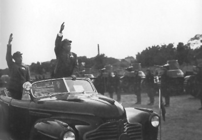 1949年10月1日，開國大典上聶榮臻陪同朱德檢閱陸、海、空部。