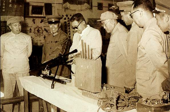 1958年10月，聶榮臻與賀龍、劉伯承、羅榮桓元帥在某軍視察。