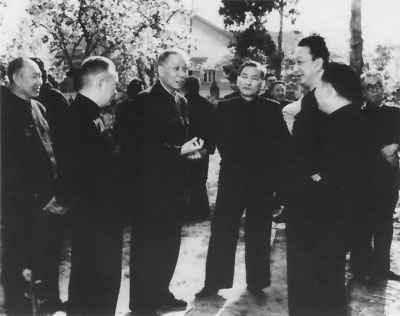 1958年3月，劉少奇、陳雲同參加中共中央工作會議人員交談