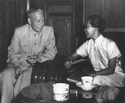 1955年7月，劉少奇同婦產科專家林巧稚交談