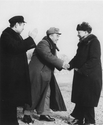 1953年1月11日，朱德、周恩來等在機場迎接劉少奇
