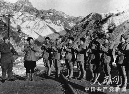 1951年3月起，中國人民志願軍曾多次派出歸國代表，向祖國人民匯報在朝鮮戰場打擊美國侵略軍的情況，同時參觀節日觀禮。圖為志願軍歸國代表團出發之前，彭德懷司令員為他們送行。
