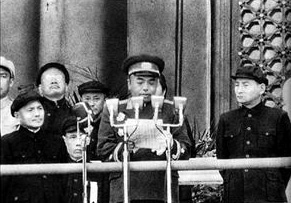 1955年國慶節閱兵式后，彭德懷元帥在天安城樓上向中國人民解放軍陸海空三軍發布命令，並慶祝我國在社會主義建設和保衛亞洲及世界和平斗爭中所獲得的偉大勝利。