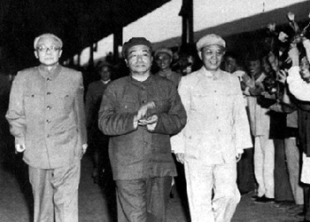 1953年8月11日，林伯渠、郭沫若等在北京車站熱烈歡迎從朝鮮勝利歸國的彭德懷。