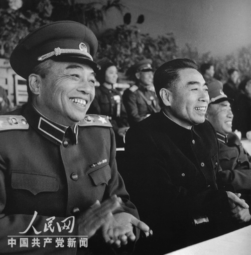 1955年10月15日，中國人民解放軍“全軍射擊與體育檢閱大會”在北京先農壇體育場開幕。彭德懷元帥、朱德元帥和周恩來總理在大會主席台上。