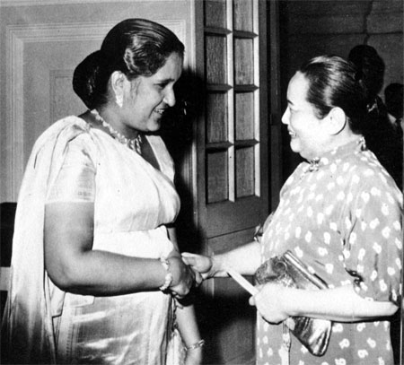 宋慶齡和錫蘭總理班達拉奈克夫人親切交談。