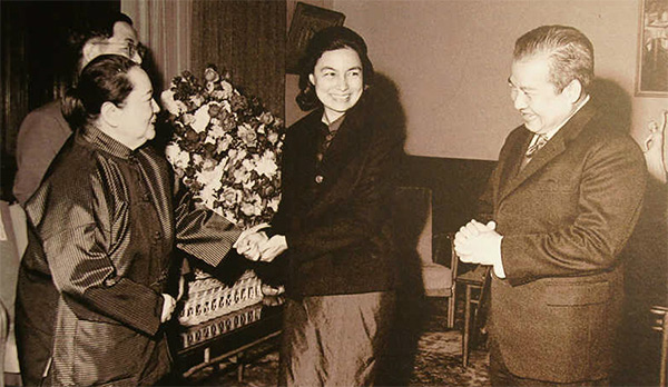 1979年10月12日，宋慶齡在北京寓所會見並宴請柬埔寨西哈努克親王夫婦。