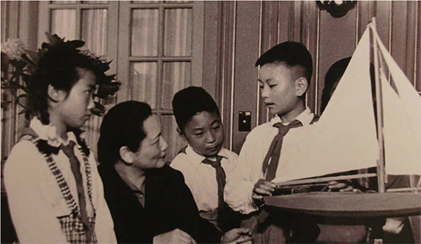 宋慶齡在北京寓所和少年宮航模組的孩子們在一起，鼓勵他們熱愛知識，勤奮學習。