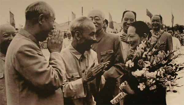 1956年，越南胡志明訪問中國，宋慶齡到機場迎接。