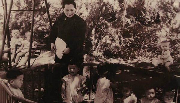 1953年，宋慶齡看望中國福利基金會托兒所免費入托的七組三胞胎。