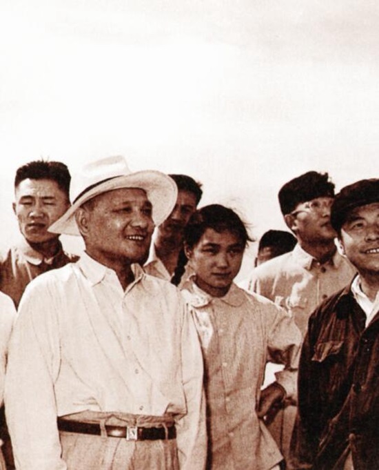 1961年7月，鄧小平在大慶中區干打壘工地視察。