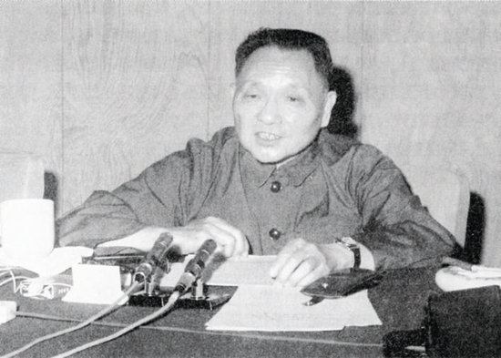 1977年7月21日，鄧小平在中共十屆三中全會上講話。
