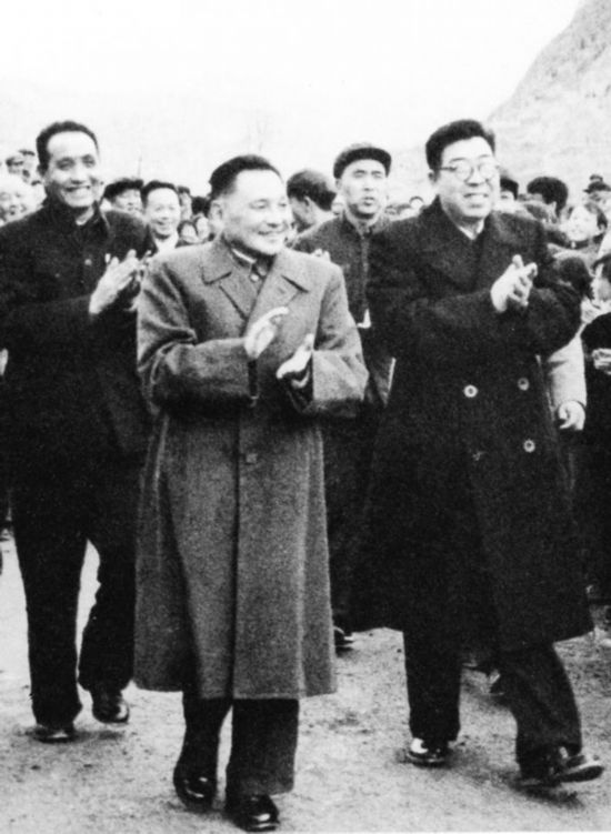 1966年4月，鄧小平視察延安。