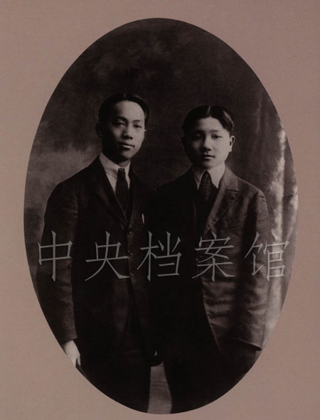 鄧小平與同去法國勤工儉學的遠房叔父鄧紹聖的合影。