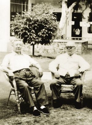 1979年，習仲勛同志陪同葉劍英元帥在海南興隆農場考察時合影。