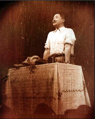 1949年，賀龍在慶祝“八一”建軍節上講話。