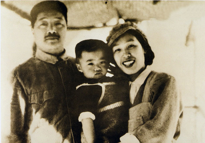 1946年，賀龍與薛明和剛滿兩歲的兒子鵬飛在山西興縣蔡家崖。