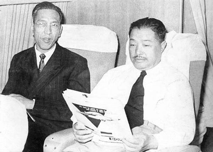 1956年，賀龍以中華人民共和國特使的身份出訪巴基斯坦時，與耿飚大使在飛機上。