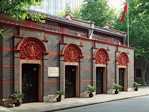 中共一大会址是一幢典型的石库门建筑,建于1920年秋天,地处上海法