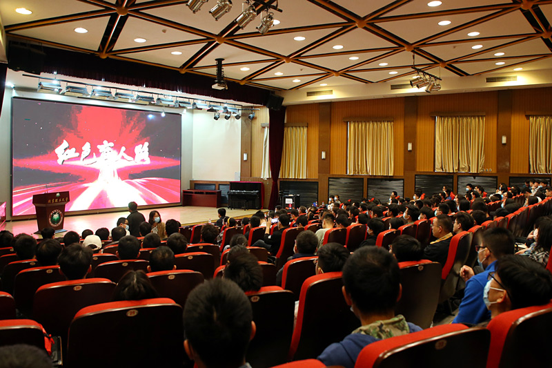 北京理工大学师生共同观看党史学习教育原创纪录片《红色育人路》。人民网记者 何淼 摄