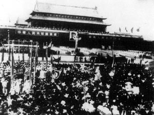 北京30万群众在天安门广场集会庆祝共和国成立
