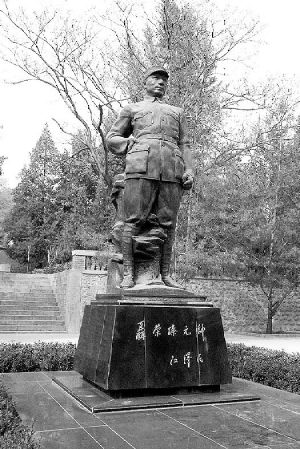 图为1996年,河北阜平县在晋察冀军区司令部旧址前,为纪念聂荣臻逝世5
