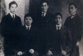 1919年底，王若飛（左二）初到法國時和同學在巴黎楓丹白露的合影。